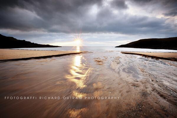 A beautiful, sparkling sunset at Porth Trecastell yesterday
#anglesey #ynysmon #porthtrecastell
#wales #cymru