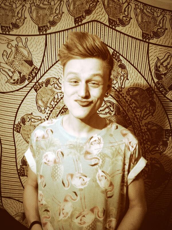 bare_sam tweet picture