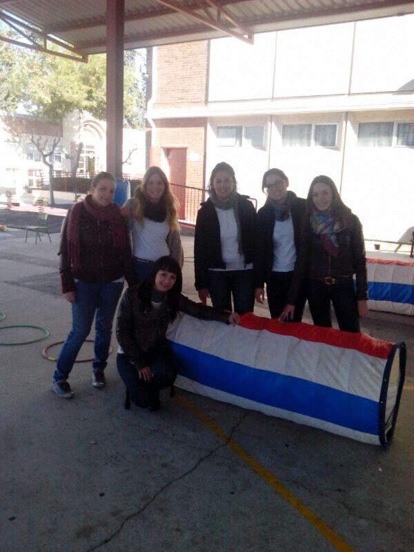 anacuevis9's tweet photo. @E_KuKy @martaIniestaGil @gelesbastida qué bien lo pasamos en el cole #díadelapaz http://t.co/pKmPdCgWIY