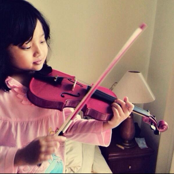 SLRPalembang's tweet photo. RT @yoviewidianto: Bangun pagi Yara belum mandii 😉langsung latihan 🎻😊 http://t.co/7NecTU6dp2