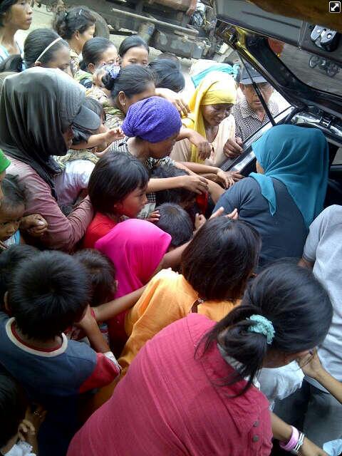 Dewisusan's tweet photo. Liburan lunar..@JumatMemberi. Tetap berbagi di bt.gebang.. Melepas rindu &amp;menebar cinta  dgn keluarga2 pemulung.. http://t.co/xwsprRSyBO
