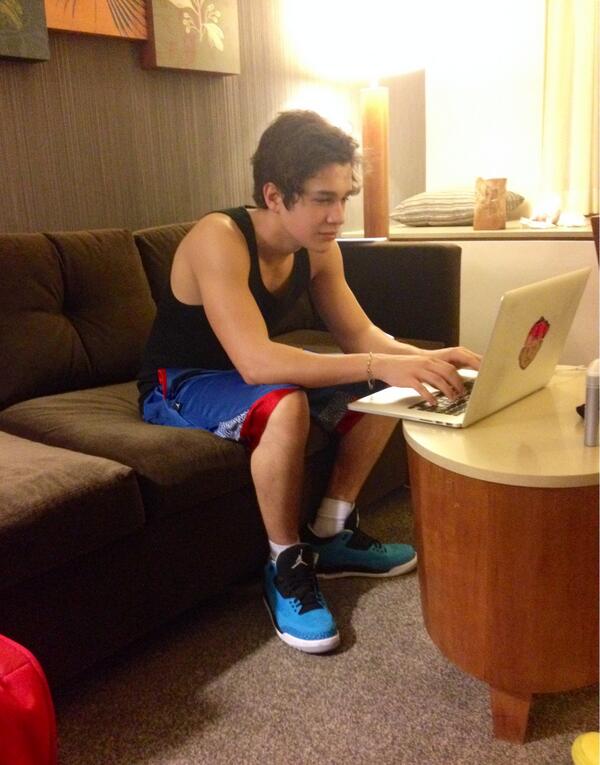 AustinMahone's tweet photo. Just finished working out!! 💪💪Lets start this chat @iTunes!!! #AskAustin http://t.co/YRtXEUVtbT