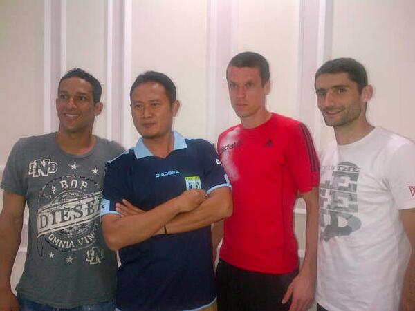 Yuhronur's tweet photo. Percoyo ambek arek arek iki. http://t.co/63w5gpx8yb