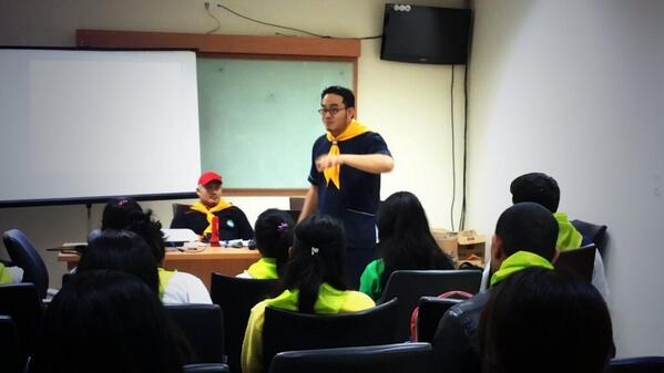 Adventist_YES's tweet photo. MG Desmon lagi memberi materi tentang Transportation and Dispatching #YESBSTC http://t.co/OW1yL7xoO4
