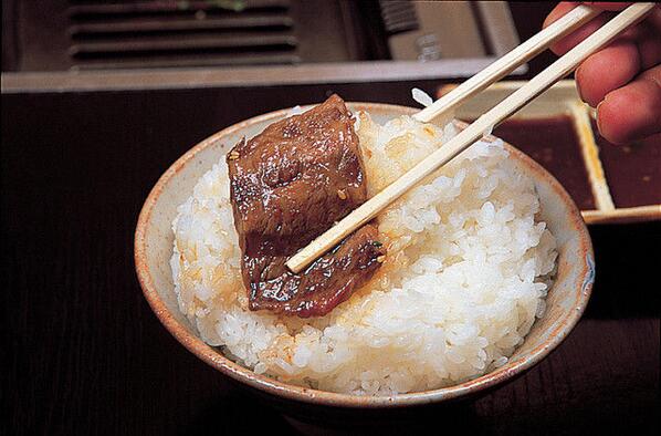 shokutero_bot's tweet photo. 「焼肉」
白いご飯がきましたよっと
もちろんタレをべったりつけたお肉でご飯をまいて……
あーんŧ‹”ŧ‹”ŧ‹”ŧ‹”(๑´ㅂ`๑)ŧ‹”ŧ‹”ŧ‹”ŧ‹”
まずいわけがないよね。最高に美味しいよね。 https://t.co/eitPk8Ctge
