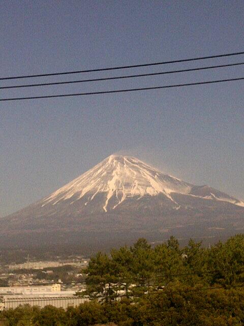 alex_wurz's tweet photo. The most beautiful mountain in the world #MtFuji (pic taken at 200+kph in the BulletTrain) #loveJapan http://t.co/tDXzW9rGdd
