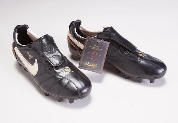 We're giving away these 2006 #NikeTiempo 10R Cleats (US 11). Follow <a href="/socconfidential/">Soccer Confidential</a> &amp; RT to enter! #TBT