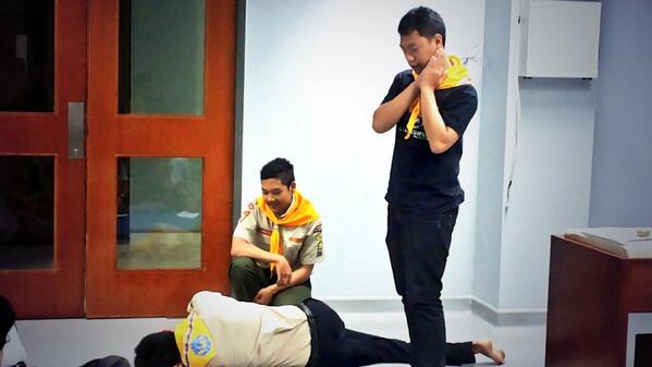 Adventist_YES's tweet photo. MG Billy Yulianto, MG Andre, dan MG Rivan sedang memperagakan 'Secure Position' #YESBSTC http://t.co/nK4XZK4rRW