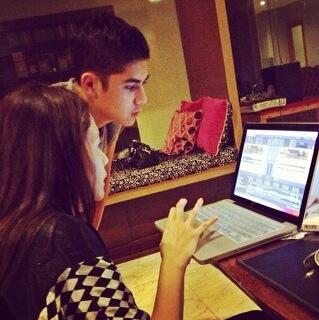 DulsWorld's tweet photo. @alghazll minta diajarin Traktor DJ sama bunda @MAIAsangJUARA http://t.co/dzuEt4E6ki