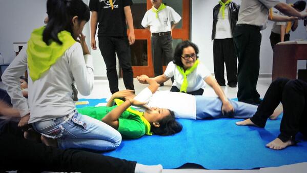 Adventist_YES's tweet photo. Para peserta #YESBSTC sedang memperagakan 'Secure Position' http://t.co/qK9PjZknrw