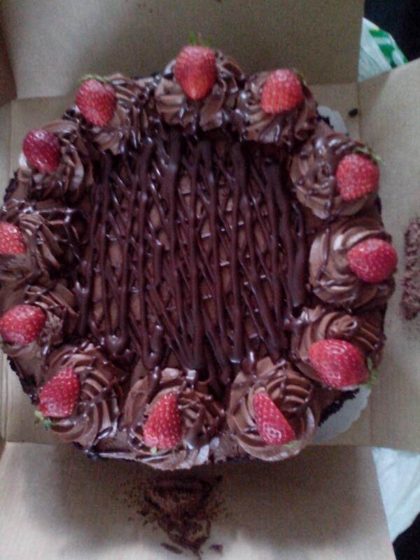 nased21's tweet photo. My bday cake ..
Lol being drunk and gave this ..
Choke http://t.co/PqhLIQijIa