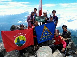 PalasmaVolcano's tweet photo. Untuk ke-sekian kalinya bendera kebanggaan Volcano berada di Puncak Ogal-Agil Gn. Arjuno. #26-12-2013 http://t.co/Zb9wcvYzt4