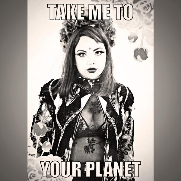 Sakarisingh's tweet photo. @ladygaga @JakeGThompson @Beyexi TAKE ME TO YOUR PLANET 👽💚👽 #ARTPOPMemeParty #MonsterStyle http://t.co/W0JC6dofHp