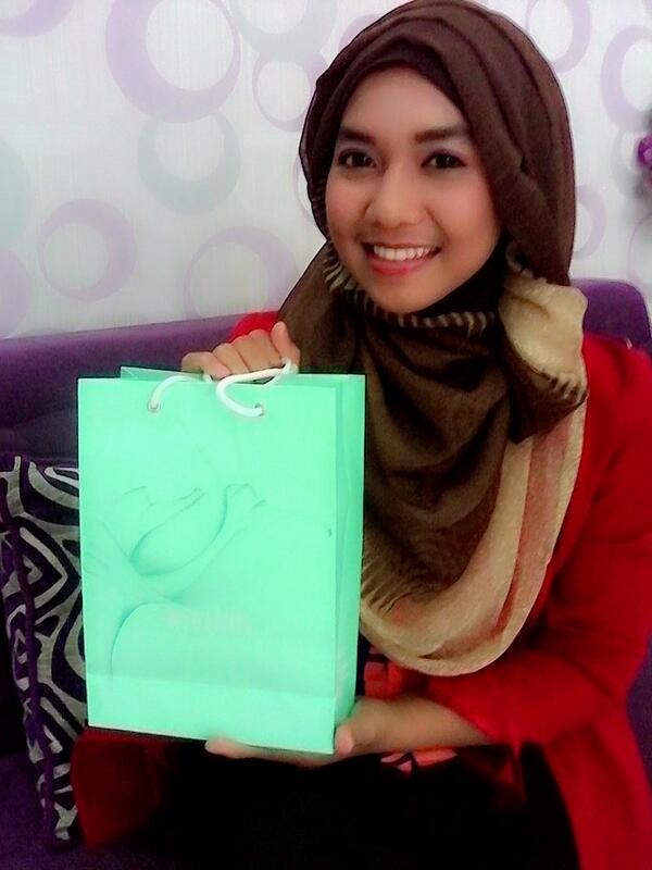 shintanofitata's tweet photo. Thanks @wardahcosmetic for make over me.. beauty class at @PalapaDentists .. love it :* http://t.co/J6zEYr0SAD