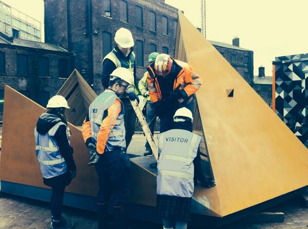 FinInst_UK_IRL's tweet photo. Installing concrete slabs #viewpointlondon http://t.co/CjRoJHFTkm