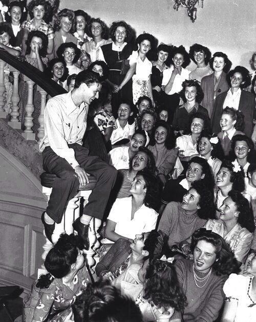 Fascinating Historical Picture of Frank Sinatra 