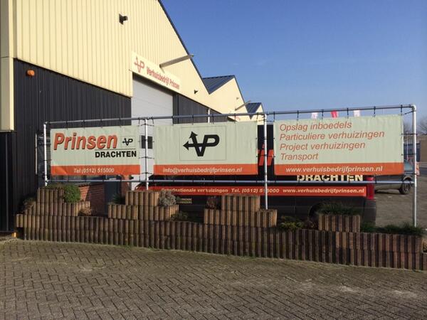 Verhuisbedrijf Prinsen hebben wij vandaag voorzien van een groot dubbelzijdig spandoek incl frame