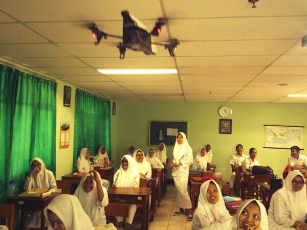alexrahardi's tweet image. #RobotTerbang #Quadcopter terbang di SMA AL AZHAR 1 JKT. #KomunitasRobot cc: @AlAzharPeduli @YPIAl_Azhar @CRAZH_UAI