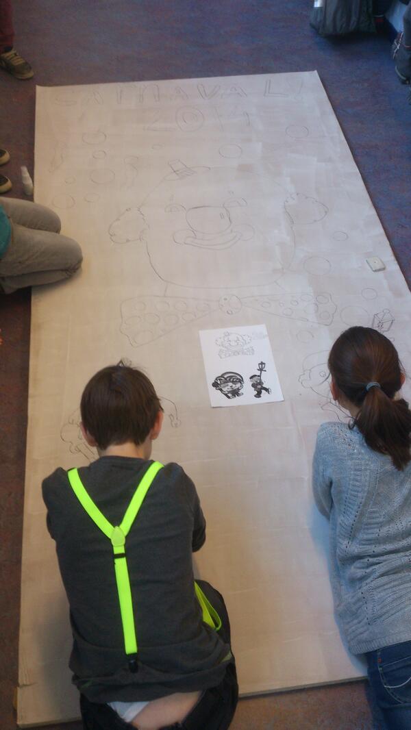 BoskantGroep7's tweet photo. De platen voor in de tent maken. Wat worden ze mooi! #carnaval http://t.co/bVRUJ4Sej7