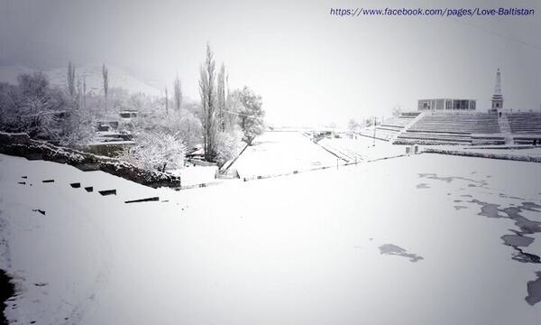 amaizingnature's tweet photo. Ooohhh ... OMG too cold... http://t.co/T9bs8xA9qq