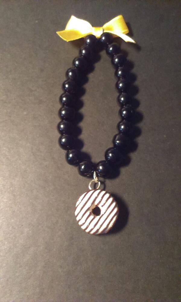Sweetdreamsmimi's tweet photo. Pulsera negra con donut blanco con rayas de chocolate y lazo amarillo de raso, 4€ http://t.co/ZdKNBvEDxD
