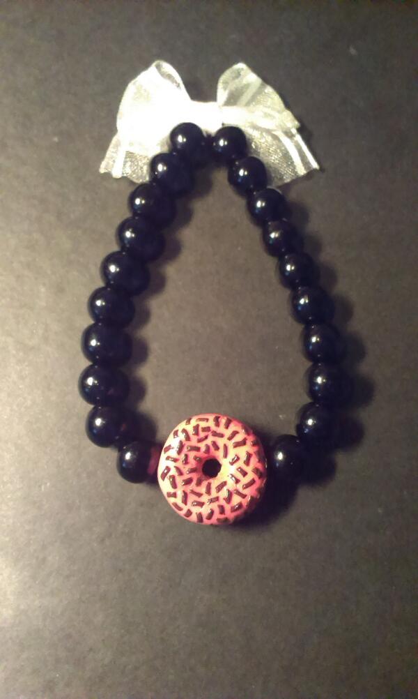 Sweetdreamsmimi's tweet photo. Pulsera negra con donut rosa atravesado con fideos de chocolate y lazo blanco, 4€ http://t.co/aNp0m6Uy3T