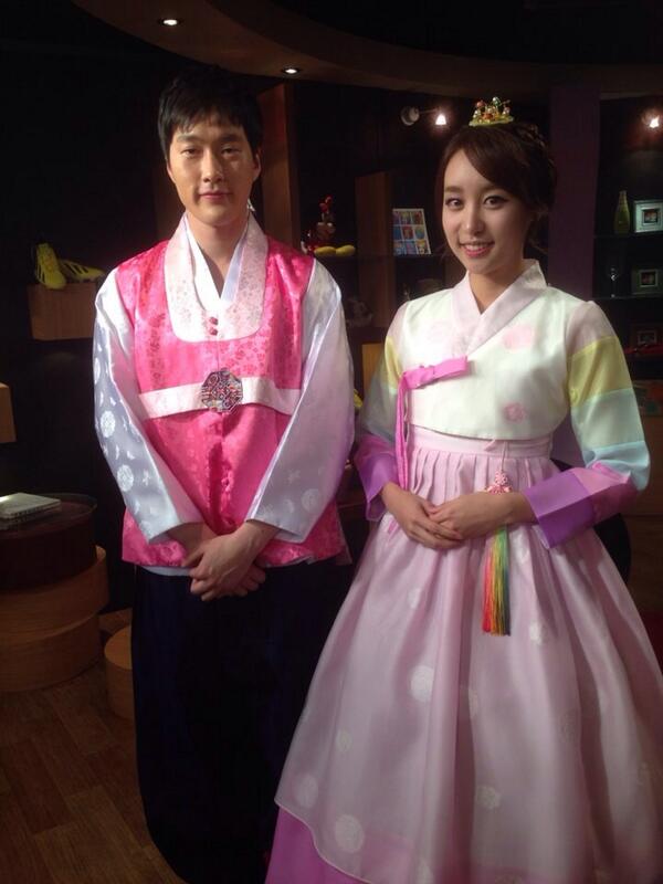lashow1314's tweet photo. 즐거운 명절 보내고 계신가요? 설을 맞아 라리가쇼 MC들도 한복, 곱게 차려입었습니다~그리고 이번주 시간 변동이 있어요~ 2/1(토) 오전 10시 50분에 방송되니까요~ 잊지마세요~ 새해 복 많이 받으세요~ http://t.co/DBLrXrHoWX