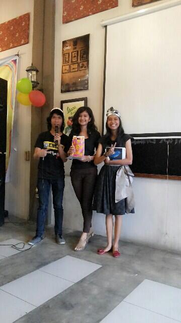 Dapat hadiah dari acara #SetaonMedanBuzzer <a href="/MedanBuzzer/">Medan Buzzer</a> . Hahaa makasi <a href="/WOWMedan/">BangEdook</a> @kakakmedan ♥♡