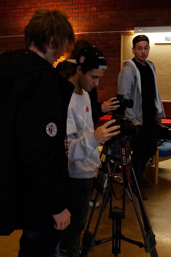Medielax's tweet photo. Innspilling i aulaen i dag! #MisjeMission #lax14 http://t.co/WHcHHzuzwS
