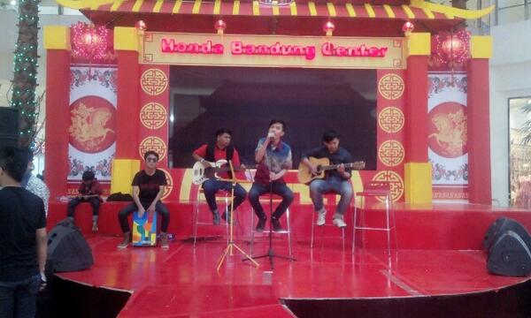 MyRestart_band's tweet photo. Perform at mall kcp karawang \m/
Yeeeaaayy!!!
@anggarestart @nay_rizky @Katachoco @dannu15 http://t.co/aDUYhz9Y8K