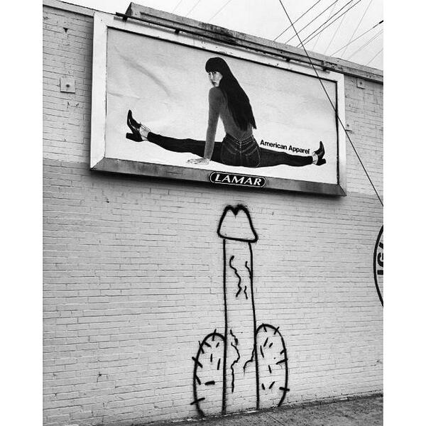 LosFlojo's tweet photo. #Desnudo integral! La nueva acción de Street Mkting de American Aparel! #americanaparel #streetart http://t.co/wnGwGUK70S