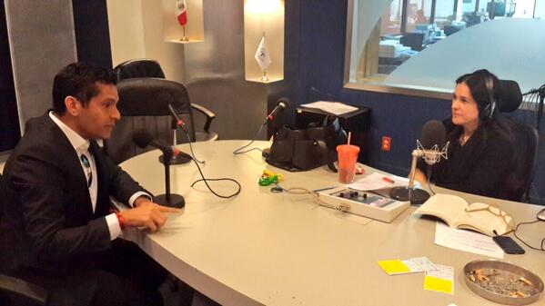 cala's tweet photo. #EnVivo con @marthadebayle sintoniza http://t.co/mtH6mZw7Nu y http://t.co/4wLdP8U7CL escúchanos ya. http://t.co/GeKI0HHfDc