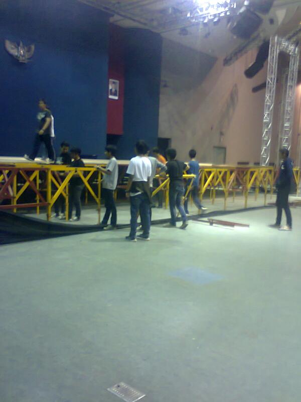 #HarusTau 20th bazzar, baru <a href="/F2WL_13/">From 2 With Love'13</a> yang bikin panggungnya anak2 logistik sama Stagenya sendiri!!! haha asli ini mah