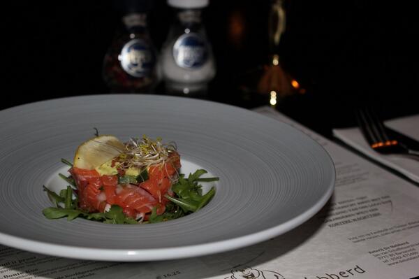 Wat eten we vandaag...? Wat dacht u van een overheerlijke zalmtartaar met kerrie-mayonaise <a href="/DeHebberd/">Eeterij De Hebberd</a> Amersfoort.