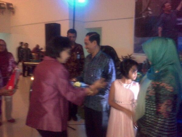pusbangASN's tweet photo. Penyerahan cinderamata kpd Bp.Edy Sujitno mengakhiri jabatannya sbg Sekretaris Utama menjadi Widyaiswara @BKN_RI http://t.co/2bwlG8S3Z7