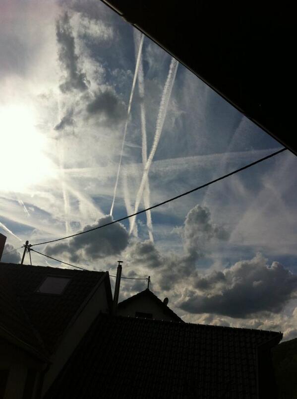 WhiteSkyBlues's tweet image. #Chemtrails high above the real clouds: RT "@CAchemtrails http://t.co/2KqJecYcQO" #weather #wxmod