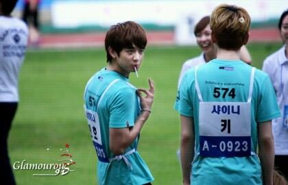 Minkey_Bot's tweet photo. 사진) 기범이에게 멋있는 척(?) 하는 민호ㅋㅋ 귀여워~ http://t.co/WnXotIAq9v