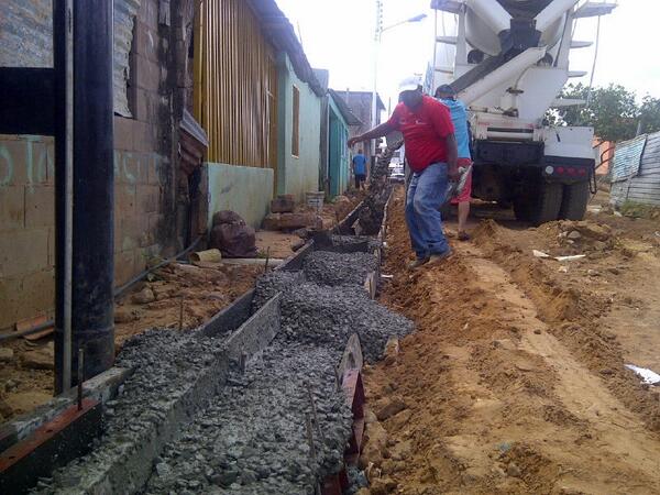 InviobrasGS's tweet photo. Continúa vaciado de brocales en el sector Hugo Chávez #BarrioTricolor @hherrerajimemez @inviobras http://t.co/XILdj546Gk