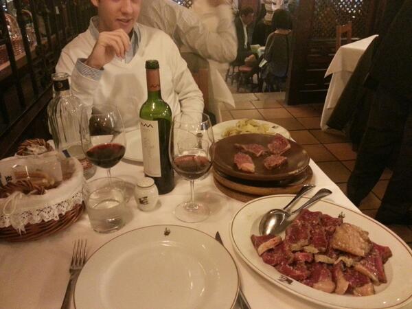 Hugooperezz's tweet image. Comiendo la mejor carne de madrid en @MesonTxistu con @EduGMartin14