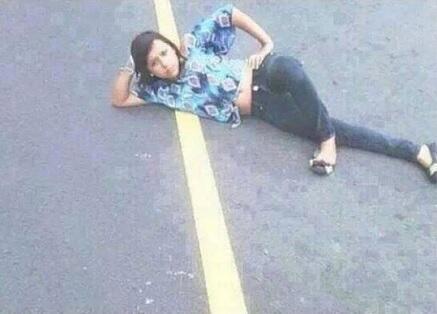 DeboConfesarQue's tweet photo. -Tía, ahí viene tu ex.
+¿Qué hago?
-Actúa con naturalidad. http://t.co/t8ssJBgph3