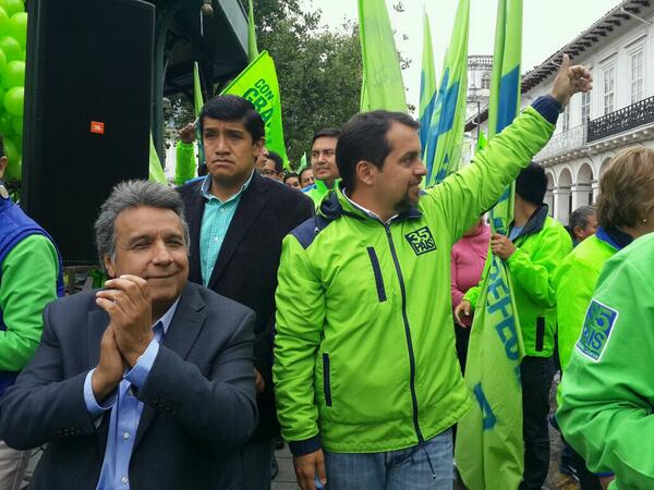 DiegoFajardoEC's tweet photo. No hay frío ni lluvia que detenga ese apoyo ciudadano a esta #RevolucionConTodo xq @LaObraSigue http://t.co/Dnhbjv5nd8 @PaulGranda @35Azuay
