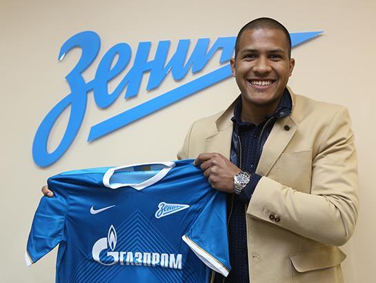 BalonCruzadoVE's tweet photo. FOTO | Salomon Rondon en su presentación con el Zenit http://t.co/37ItmZlLwI
