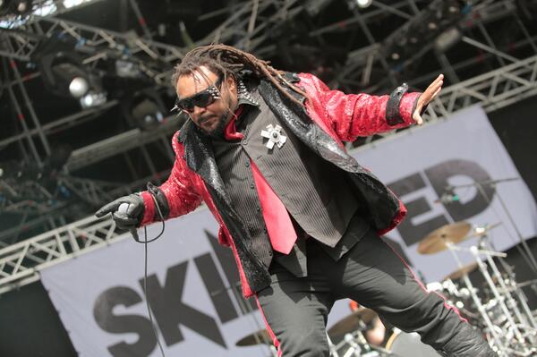 RocknCoke's tweet photo. Bu fotoğrafı sadece Skindred'in #RockNCoke2013 performansını hatırladıkça içinden zıplamak gelenler beğeniyor. http://t.co/anhfgZPgIF