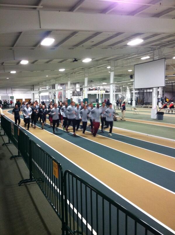 BCXCTF's tweet image. Team warm up laps at JDL. Nice warm up jackets btw. #LookSharp #RunSharp