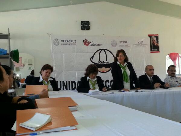 nayo_rb's tweet photo. Presentación de la nueva directora de la unidad coscomatepec @ICATVERDG @VictorArcosRol http://t.co/Grm3a3izjZ