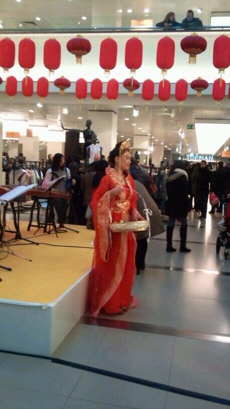 Onze Chinese prinses aanwezig in Bijenkorf Amsterdam voor Diamond Point, morgen in DH. Happy Chinese New Year!