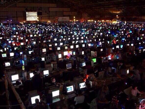 jessleal7's tweet photo. #RefreshNotReplay #ActualizaNoReplay LITERALLY THE WHOLE FANDOM TRYING TO BREAK VEVO'S RECORD AND EVEN VEVO ITSELF.. http://t.co/61IjugCgy7