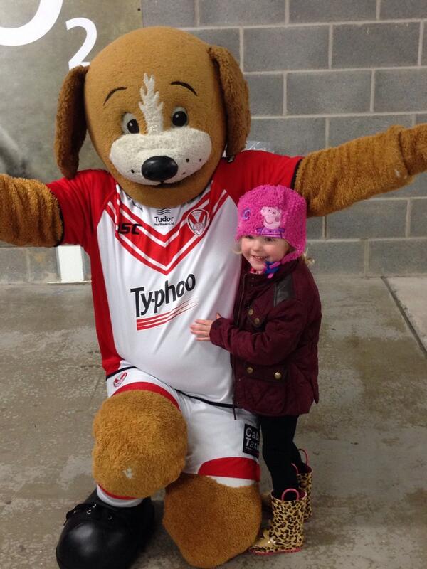 andybrown71's tweet image. Our Ella rugby tackles Saint Bernard for a hug at @jamesroby9 testimonial @Saints1890 v Wigan #langtree #Rugbyleague