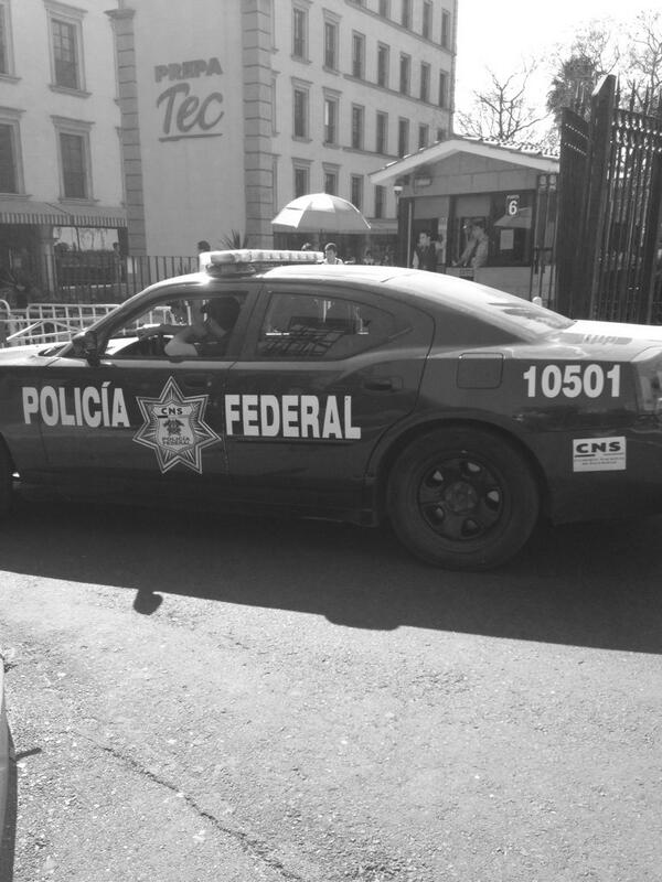 aldoroblesT's tweet photo. @NoticiasPrimero llego esta patrulla 3 POLICIAS diciendo-voy a pagar colegiatura EN QUE USAN NUESTROS IMPUESTOS !!! http://t.co/ZFfIh7Z3i0