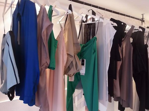 //Estuvimos en el #SUMMERSALE de <a href="/belen_amigo/">BELENAMIGO</a> / NUESTRO FAVORITO: Pantalón de seda verde #DATEUNAVUELTA >Gorriti 4685